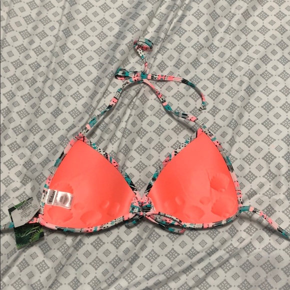 Size medium patterned bikini top. - Picture 2 of 3